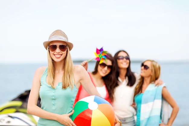 vacaciones de verano, vacaciones y actividades en la playa - chica con pelota y amigos en la playa