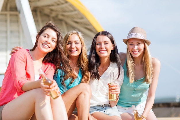 vacaciones de verano y vacaciones - chicas con bebidas en la playa