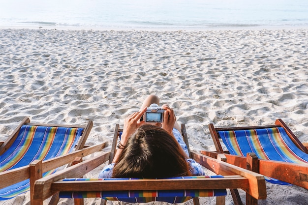 Foto vacaciones de verano y vacaciones - chicas tomando el sol en la playa