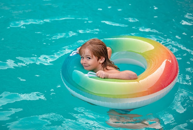 Vacaciones de verano verano niño fin de semana niño en piscina con círculo de goma inflable