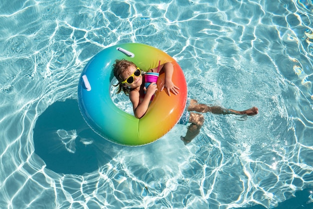 Vacaciones de verano Verano niños fin de semana Chico en piscina Niño en parque acuático Chico divertido en círculo de goma inflable