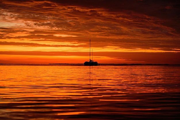 Vacaciones de verano yate océano barco navegando en el mar veleros al atardecer