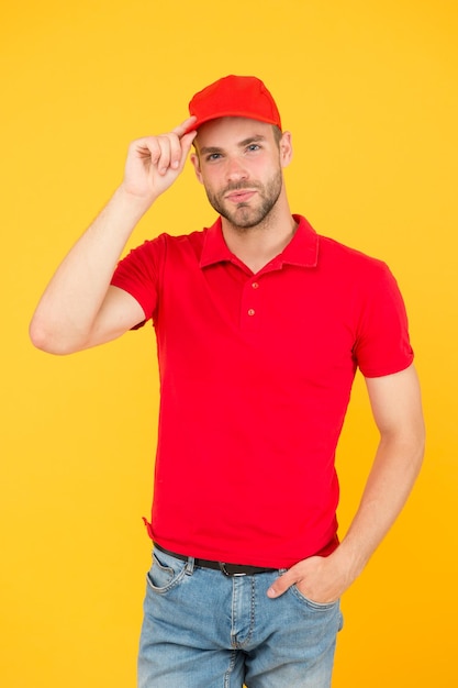 Foto vacante de cajero contratación de trabajador de tienda chico feliz uniforme de cajero el personal de la cafetería del restaurante quería servicio de entrega de hombre en camiseta roja y gorra asistente de tienda amigable repartidor de pedidos de comida