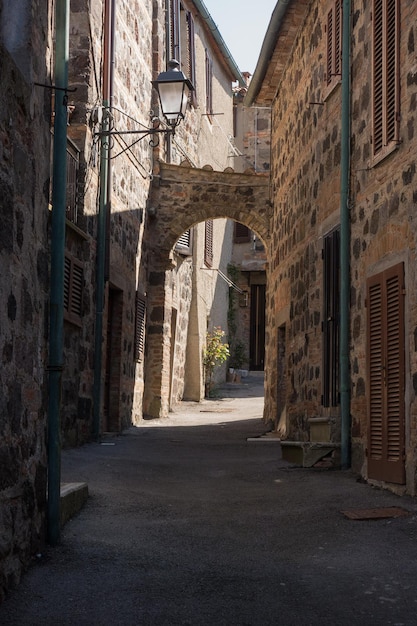 Vacía la calle italiana de Radicofani en la provincia de Siena.