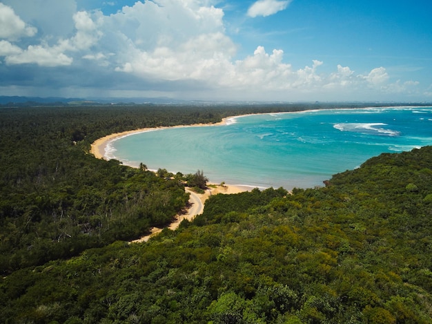 vacia la talega puerto rico strandlandschaftsdrohne schoss an einem bewölkten tag