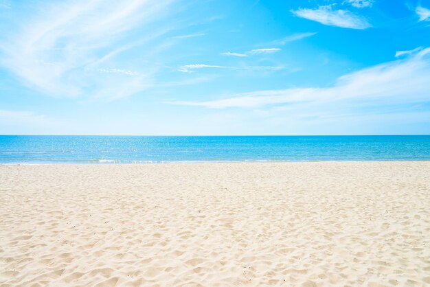 Foto vaciar el mar y la playa de fondo