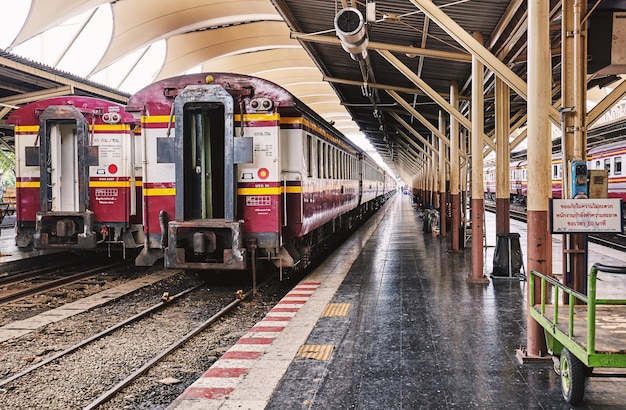 Vacie los bogies del estacionamiento del tren en la estación principal para el mantenimiento