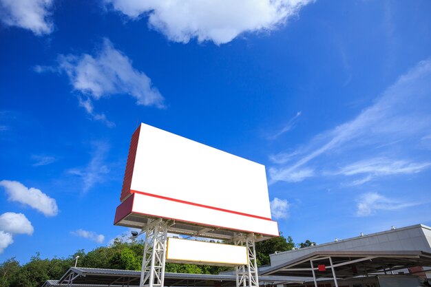 Vacie la cartelera de publicidad en blanco blanca grande. Para el diseño y el concepto de publicidad