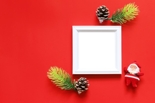 Vacie la decoración negra del marco y de la Navidad de la foto en fondo rojo.