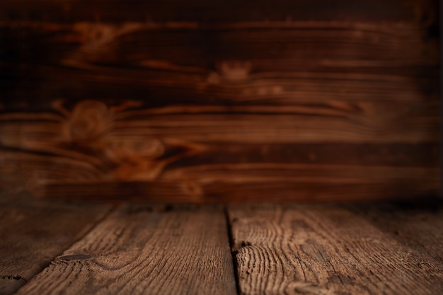 Vacie los estantes de madera superiores y el fondo de la pared de piedra. para la exhibición del producto