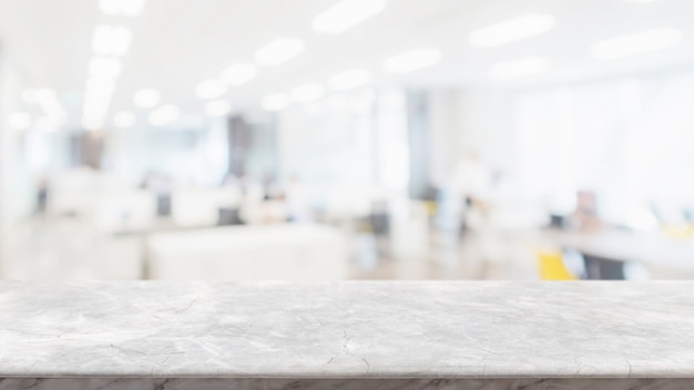 Vacie la mesa de piedra de mármol blanca y borre la pared de la ventana de vidrio en el interior del espacio de edificio de oficinas