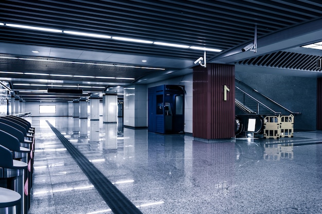 Vacie el pasillo largo en el edificio de oficinas moderno.