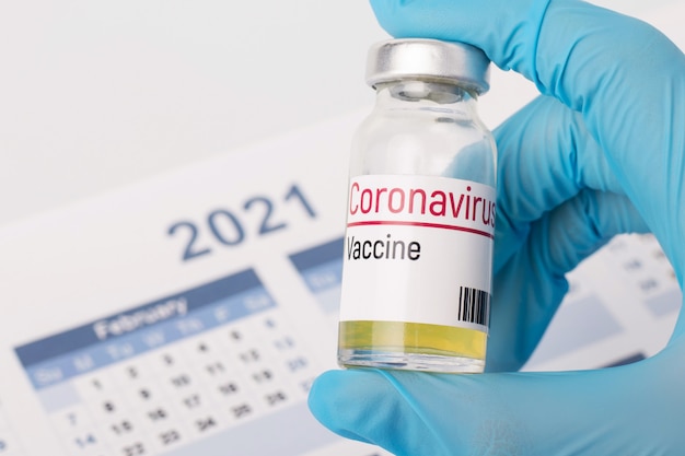 Vacina contra o coronavírus contra o calendário de 2021 anos. Conceito de descoberta de vacina para coronavírus em 2021 ano