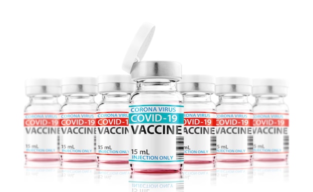 Vacina covid-19 em frascos com cor diferente isolada em fundo branco pronta para injeção