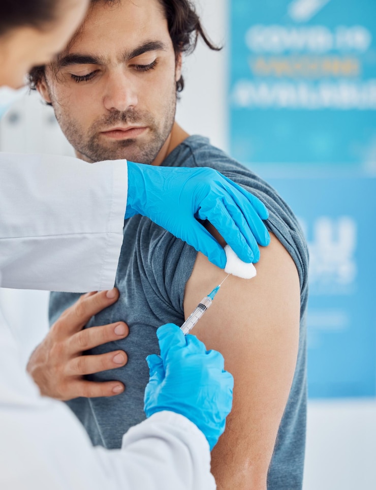 Foto vacina covid e injeção com um paciente homem recebendo sua injeção de reforço em um hospital com um médico de luvas medicina saúde e seguro com um homem em uma clínica para impulsionar seu sistema imunológico
