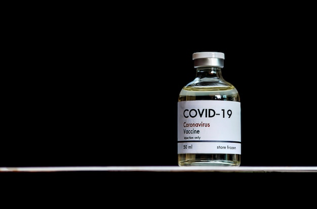 Foto vacina de coronavírus covid-19 em frasco de vidro de 50 ml.