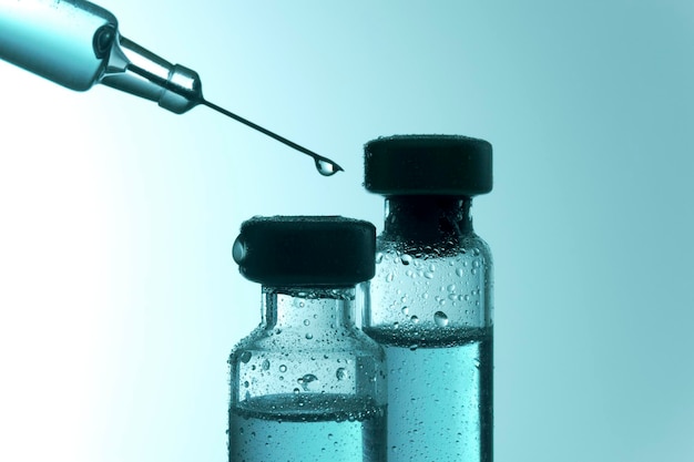 Vacina e injecção por seringa Uma gota de vacina na agulha Conceito de cuidados de saúde e médico