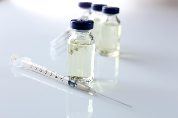 Vacina em frasco com seringa