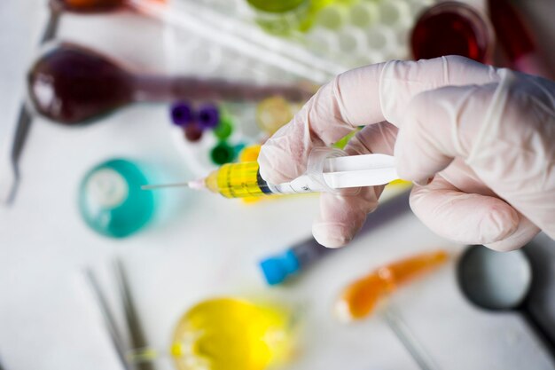 Vacinação agulha médica com vacina na mão do médico luva médica branca