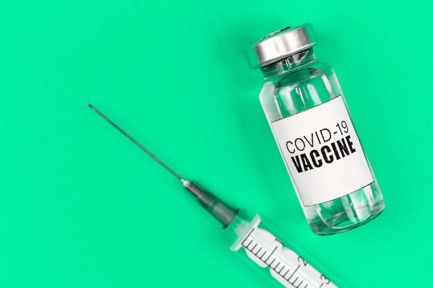 Vacinação contra fundo de coronavírus COVID-19, com frasco de vacina e seringa