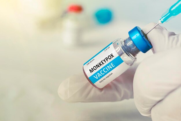 Vacinação de reforço para varíola e varíola dos macacos mpxv médico com frasco de vacina rosas para a varíola dos macacos