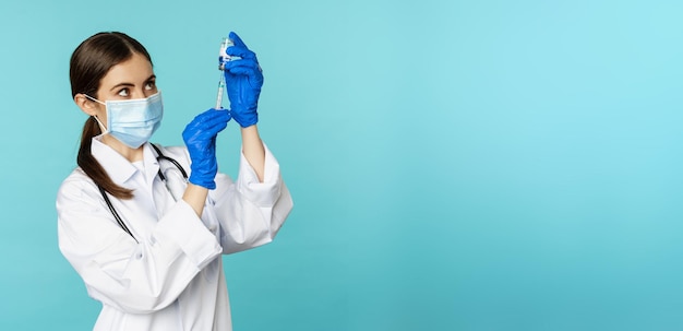 Vacinação do conceito de covid e de saúde jovem médica enfermeira em máscara facial e luvas usando