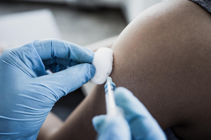 Foto vacinação dos doentes o médico forneceu uma vacina com uma seringa contra uma nova estirpe do vírus
