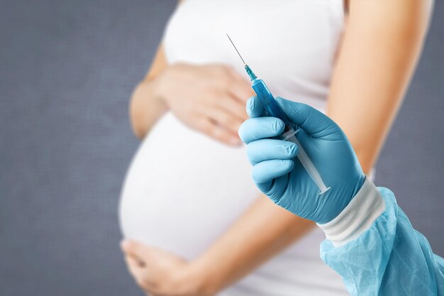 Vacinação gestante. mulher grávida sendo vacinada na clínica.