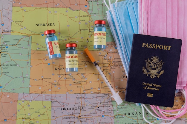 Vacinação para viajar durante o surto de coronavírus com vacina o CoronaVirus COVID-19 imunização para prevenção de infecção na máscara de viagem, passaporte dos EUA no mapa da América dos EUA