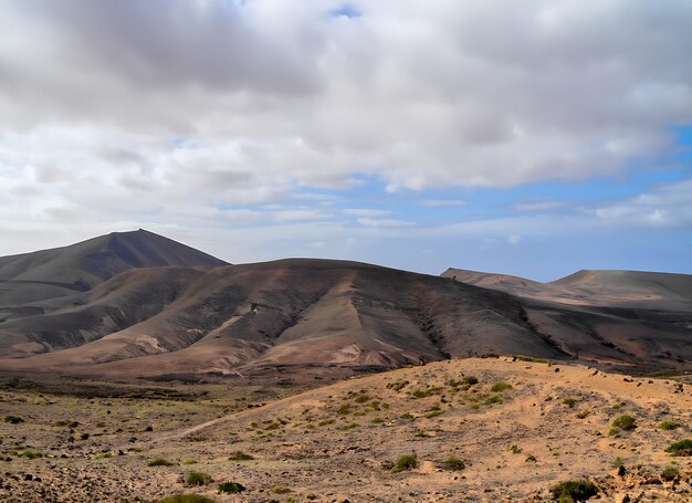 Vacío misterioso paisaje montañoso desde el centro de la isla canaria española Fuerteventura
