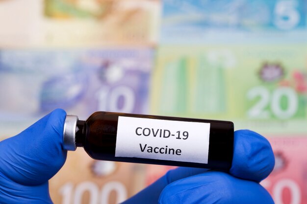 Vacuna contra Covid en el fondo del dinero canadiense