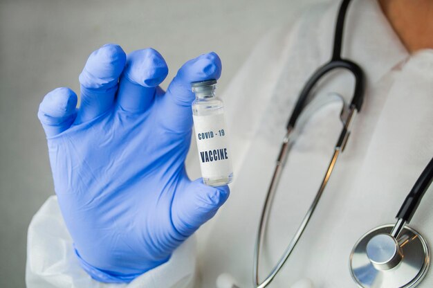 Vacuna de medicina en una botella en la mano del médico para la enfermedad de neumonía por coronavirus