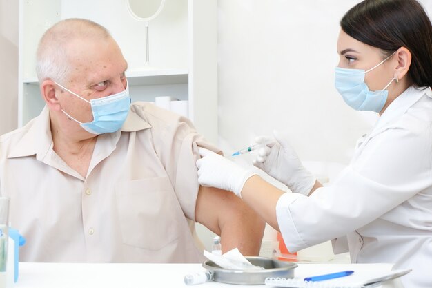 Vacunación de una persona adulta en un hospital.