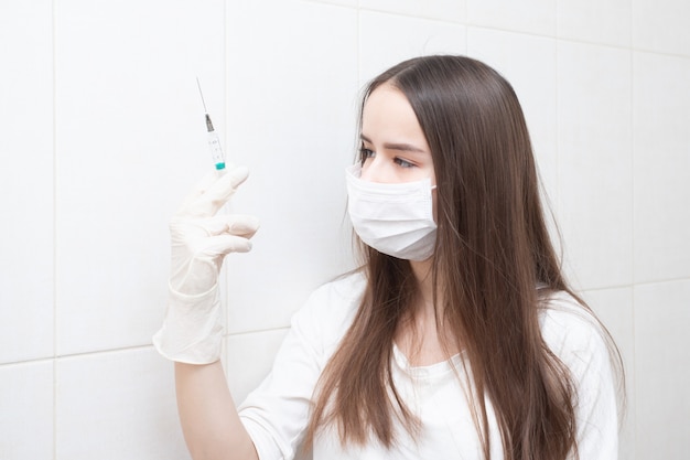 Vacunas y vacunas. Trabajadora médica sostiene una jeringa con medicamento en la mano antes de una inyección