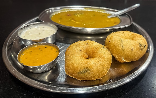 Vada com comida de rua indiana sambhar