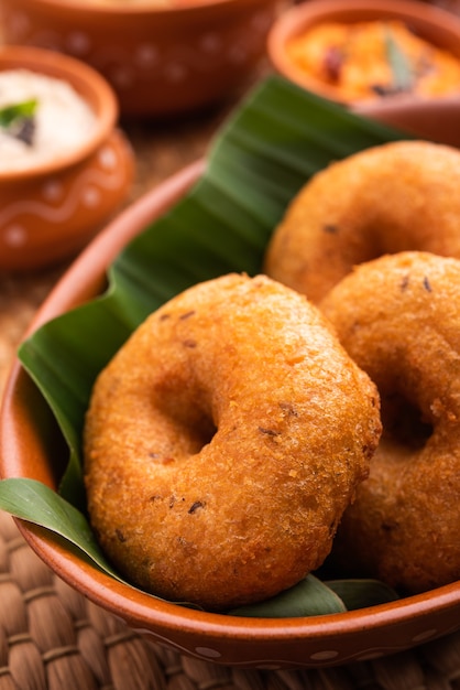 Vada o Medu vadai con sambar y chutney. Merienda o desayuno popular del sur de la India