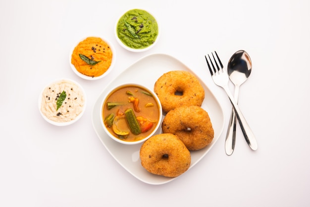 Vada o Medu vadai con sambar y chutney. Merienda o desayuno popular del sur de la India