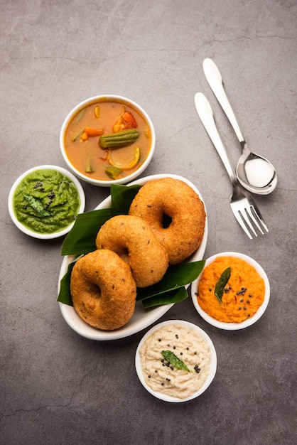 Vada o Medu vadai con sambar y chutney. Merienda o desayuno popular del sur de la India