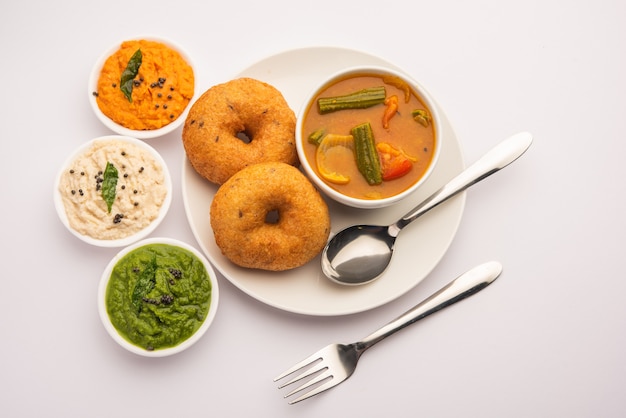 Vada oder Medu Vadai mit Sambar und Chutney. Beliebter südindischer Snack oder Frühstück