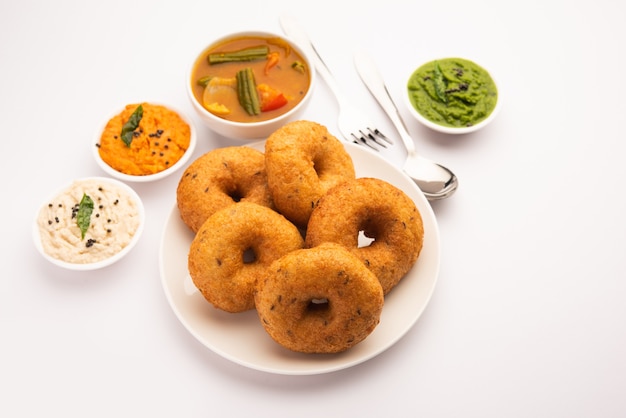 Vada ou medu vadai com sambar e chutney. lanche ou café da manhã popular do sul da índia