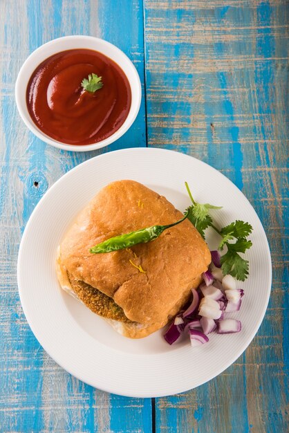 Vada Pav OR Wada Pao é um prato vegetariano de fast food de Maharashtra. Foco seletivo