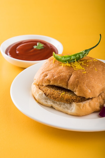 Vada Pav OR Wada Pao é um prato vegetariano de fast food de Maharashtra. Foco seletivo