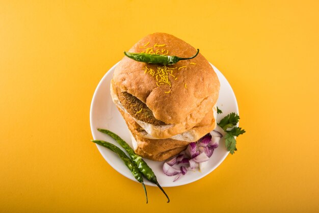 Vada pav or wada pao é um prato vegetariano de fast food de maharashtra. foco seletivo