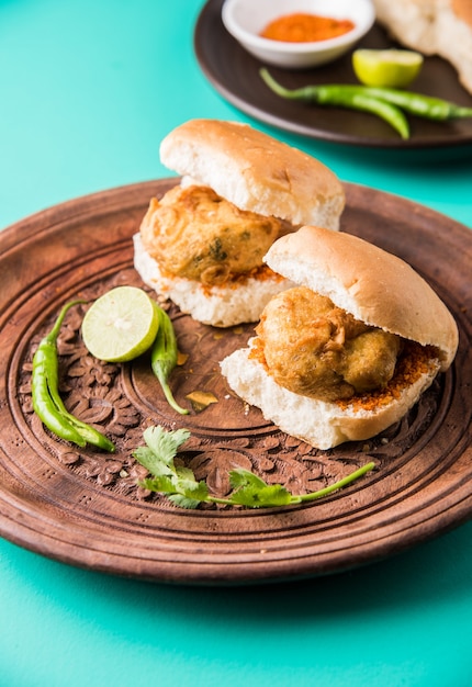 Vada Pav OR Wada Pao es indio OR Desi Burger, es un plato de comida rápida al borde de la carretera de Maharashtra. Enfoque selectivo