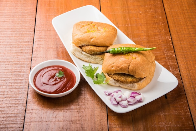 Vada Pav OR Wada Pao es un plato vegetariano de comida rápida al borde de la carretera de Maharashtra. Enfoque selectivo