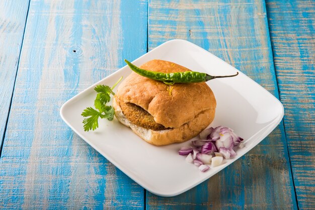 Vada Pav OR Wada Pao es un plato vegetariano de comida rápida al borde de la carretera de Maharashtra. Enfoque selectivo