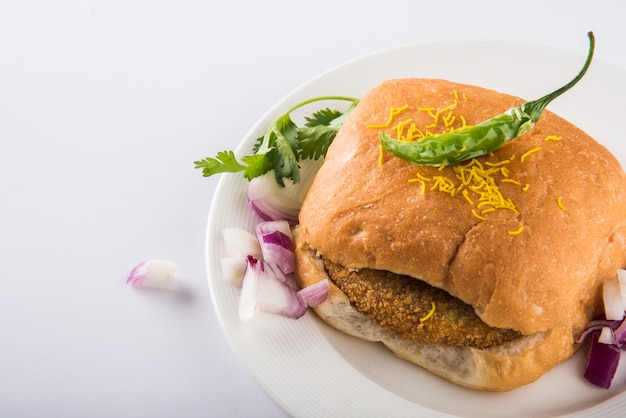 Vada Pav OR Wada Pao es un plato vegetariano de comida rápida al borde de la carretera de Maharashtra. Enfoque selectivo