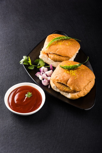 Vada Pav OR Wada Pao es un plato vegetariano de comida rápida al borde de la carretera de Maharashtra. Enfoque selectivo