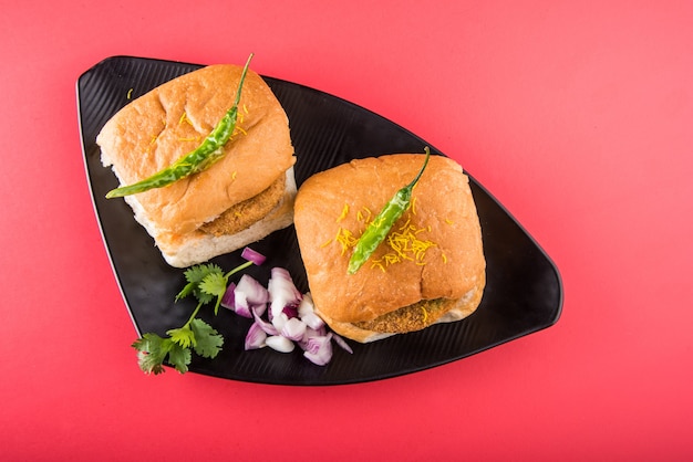 Vada Pav OR Wada Pao es un plato vegetariano de comida rápida al borde de la carretera de Maharashtra. Enfoque selectivo