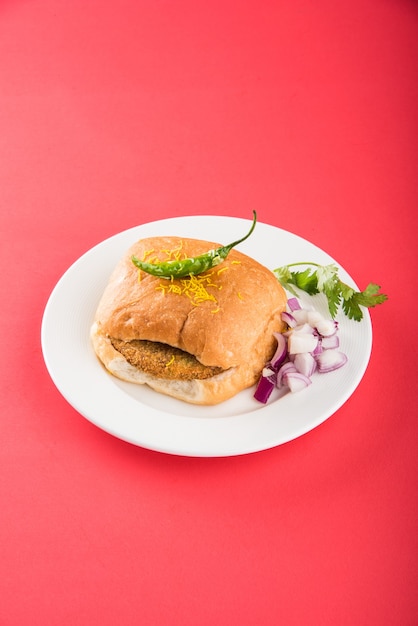 Vada Pav OR Wada Pao ist ein vegetarisches Fastfood-Gericht am Straßenrand aus Maharashtra. Selektiver Fokus